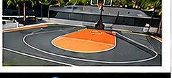 Cancha de baloncesto con superficie azul y naranja.