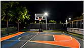 Cancha de baloncesto exterior de noche.