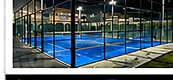 Cancha de pádel con iluminación nocturna.