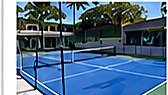 Canchas de tenis y pickleball con iluminación nocturna.